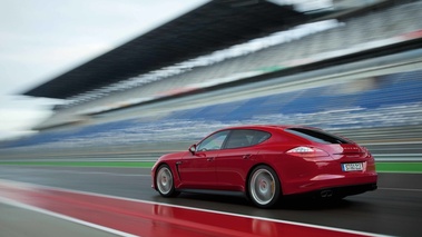 Porsche Panamera GTS - rouge - 3/4 arrière gauche, dynamique