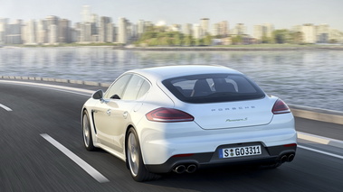 Porsche Panamera S Hybrid - blanche - 3/4 arrière gauche