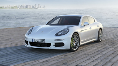 Porsche Panamera S Hybrid - blanche - 3/4 avant gauche