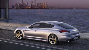 Porsche Panamera Turbo longue - grise - 3/4 arrière gauche dynamique