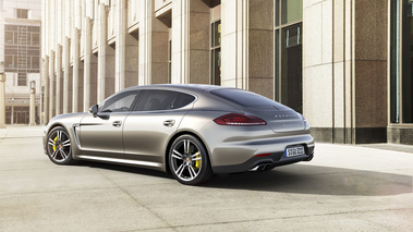 Porsche Panamera Turbo S Executive gris 3/4 arrière gauche