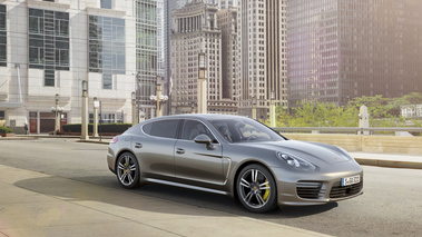 Porsche Panamera Turbo S Executive gris 3/4 avant droit