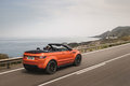 Range Rover Evoque cabriolet - Orange - 3/4 arrière droit dynamique