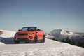 Range Rover Evoque cabriolet - Orange - 3/4 avant gauche, dynamique, dans la neige