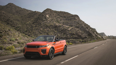 Range Rover Evoque cabriolet - Orange - 3/4 avant gauche dynamique