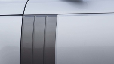 Range Rover MY2013 gris aération aile avant debout