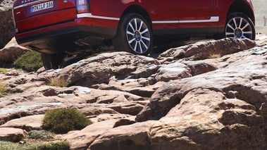 Range Rover MY2013 rouge 3/4 arrière droit debout