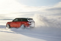 Range Rover Sport 2013 - rouge - 3/4 arrière gauche dynamique, dans la neige