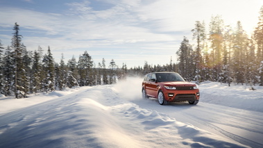 Range Rover Sport 2013 - rouge - 3/4 avant droit dynamique, dans la neige