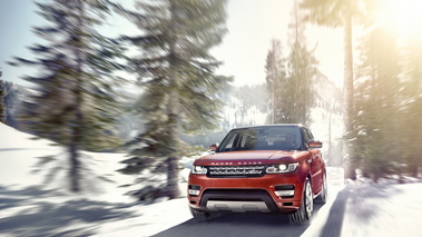 Range Rover Sport 2013 - rouge - avant dynamique, dans la neige