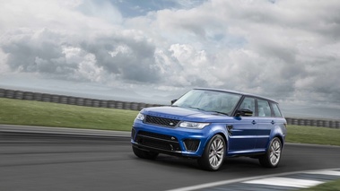 Range Rover Sport SVR bleu 3/4 avant gauche travelling penché