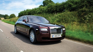 Rolls Royce Ghost EWB bordeaux 3/4 avant droit travelling