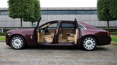 Rolls Royce Ghost EWB bordeaux profil portes ouvertes