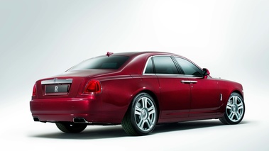 Rolls Royce Ghost Series II rouge 3/4 arrière droit