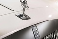 Rolls Royce Ghost Six Senses blanc logos capot