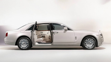 Rolls-Royce Ghost Six Senses - blanc - profil droit, portes ouvertes