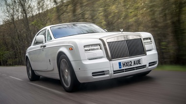 Rolls Royce Phantom Coupe MkII blanc 3/4 avant droit travelling penché