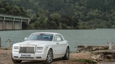 Rolls Royce Phantom Coupe MkII blanc 3/4 avant gauche debout