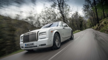 Rolls Royce Phantom Coupe MkII blanc 3/4 avant gauche travelling penché