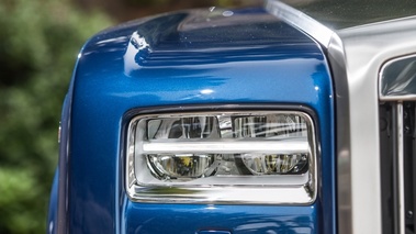 Rolls Royce Phantom Coupe MkII bleu phare avant debout