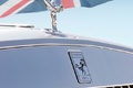 Rolls Royce Phantom Drophead Coupe London 2012 blanc logos calandre debout