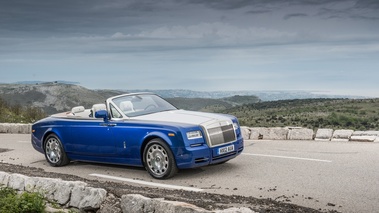 Rolls Royce Phantom Drophead Coupe MkII bleu 3/4 avant droit