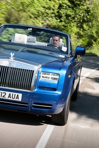 Rolls Royce Phantom Drophead MkII Coupe bleu vue de la face avant en travelling