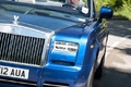 Rolls Royce Phantom Drophead Coupe MkII bleu face avant travelling coupé penché debout
