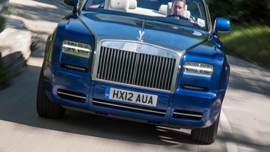 Rolls Royce Phantom Drophead Coupe MkII bleu face avant travelling penché debout