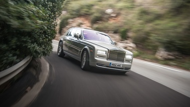 Rolls Royce Phantom MkII gris 3/4 avant droit travelling penché