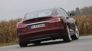 Tesla Model S bordeaux 3/4 arrière droit penché