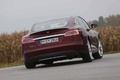 Tesla Model S bordeaux 3/4 arrière droit penché