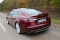Tesla Model S bordeaux 3/4 arrière gauche travelling penché 2