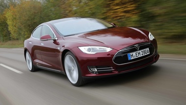 Tesla Model S bordeaux 3/4 avant droit travelling penché