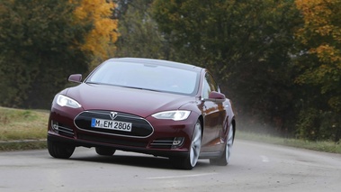 Tesla Model S bordeaux 3/4 avant gauche penché