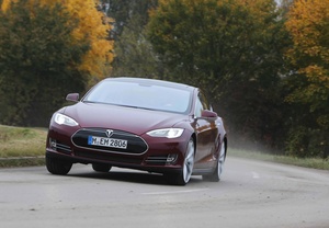 Tesla Model S bordeaux vue de 3/4 avant gauche