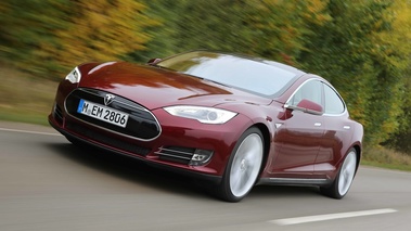 Tesla Model S bordeaux 3/4 avant gauche travelling penché