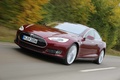 Tesla Model S bordeaux 3/4 avant gauche travelling penché