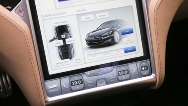 Tesla Model S bordeaux écran console centrale 2
