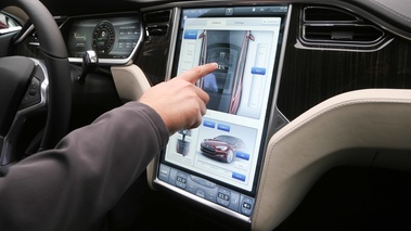 Tesla Model S bordeaux écran console centrale 3