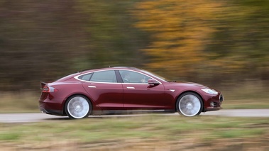 Tesla Model S bordeaux filé