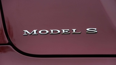 Tesla Model S bordeaux logo coffre