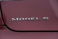Tesla Model S bordeaux logo coffre