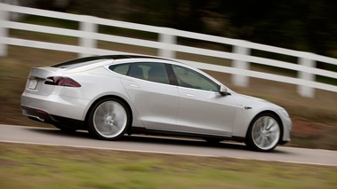 Tesla Model S gris 3/4 arrière droit filé penché