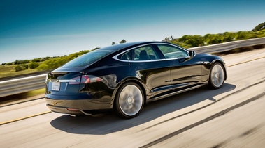 Tesla Model S noir 3/4 arrière droit travelling penché