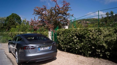 Tesla Model S P85+ anthracite 3/4 arrière gauche