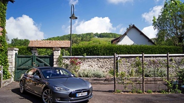 Tesla Model S P85+ anthracite 3/4 avant droit