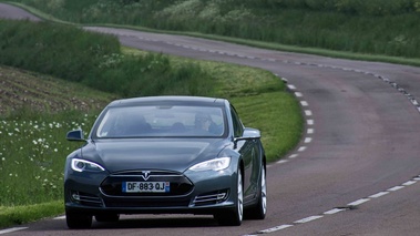 Tesla Model S P85+ anthracite 3/4 avant gauche