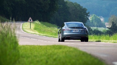 Tesla Model S P85+ anthracite face arrière