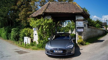 Tesla Model S P85+ anthracite face avant